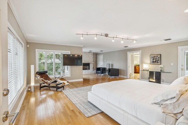 Building Photo - 3301 NE 16th St