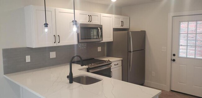 Building Photo - 453 Vineyard Ave