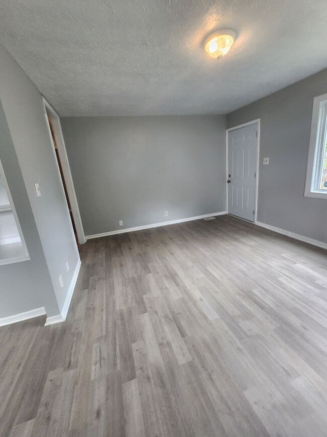 Building Photo - Newly Updated Three Bedroom Single Family ...
