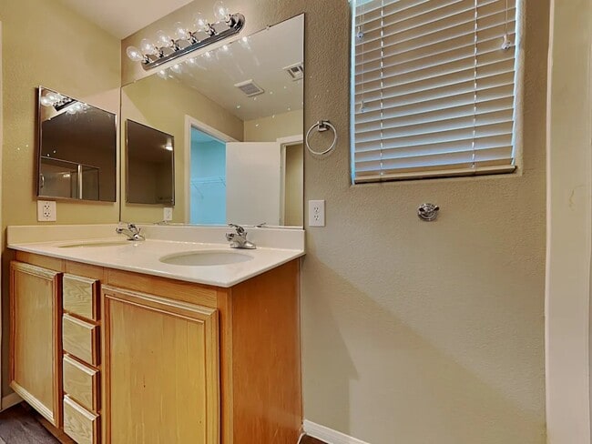 Building Photo - 10753 Bayview House Ave