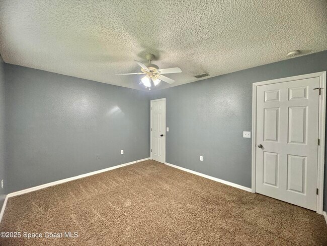 Building Photo - 4726 Four Lakes Dr