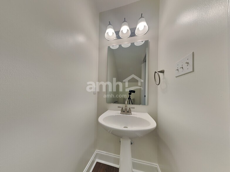Building Photo - 4818 Ivy Rose Dr