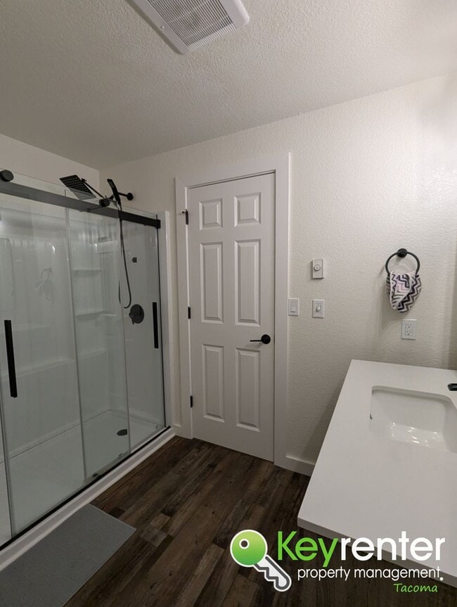 Building Photo - Modern 3 Bedroom, 2.5 Bathroom Fully Furnished Puyallup Duplex in Prime Location