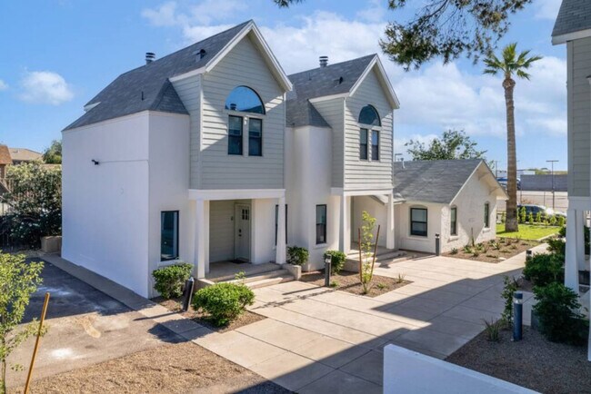 Building Photo - 909 E Camelback Rd