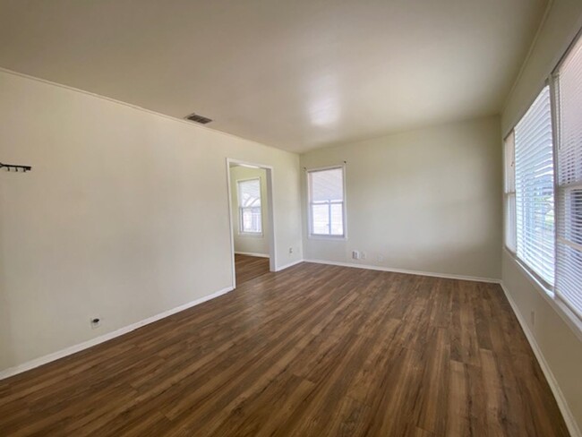 Building Photo - CENTRALLY LOCATED HOME W/ LARGE YARD AND R...