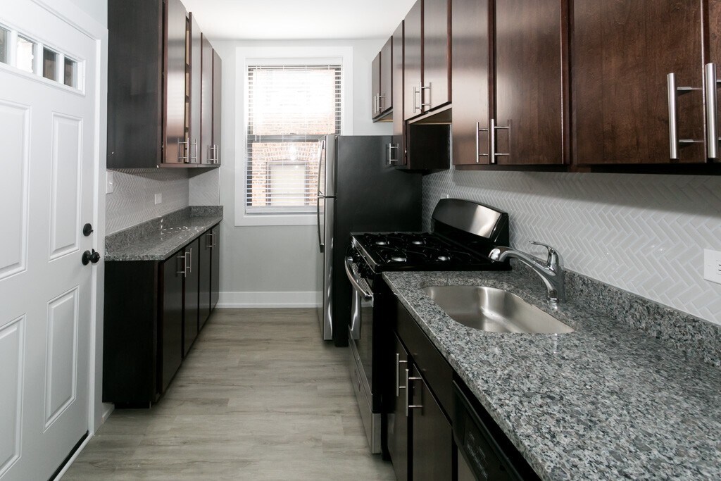 Building Photo - 729 W Brompton Ave