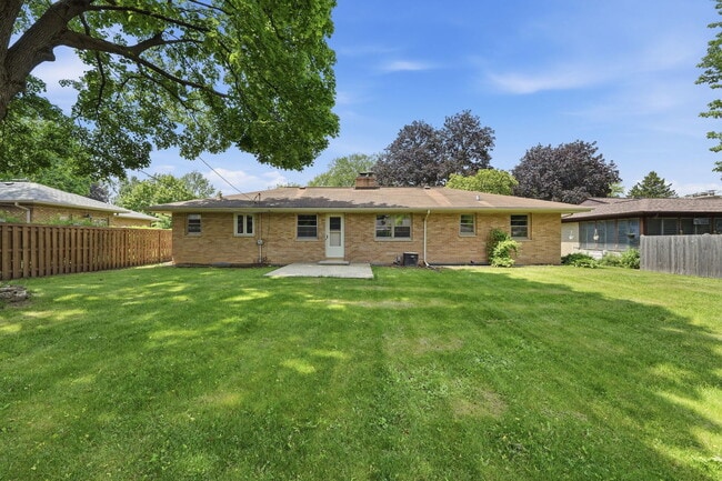 Building Photo - 152 Crestwood Dr