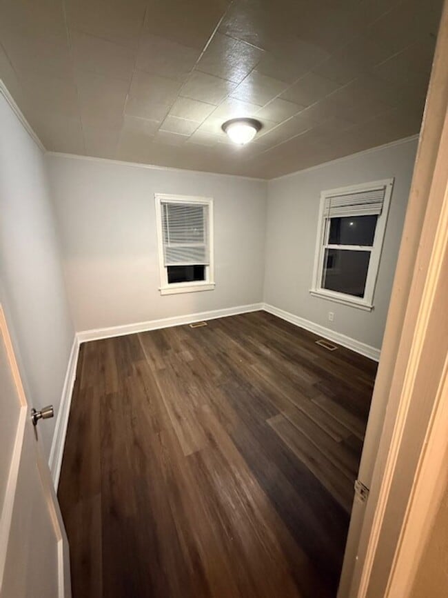 Building Photo - Two bedroom, 1 bath house in Burlington