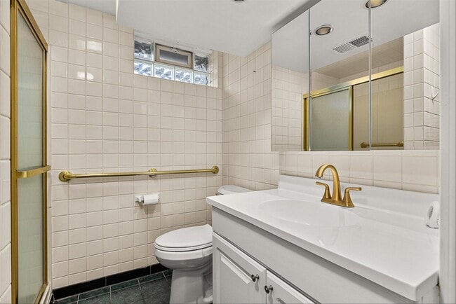 Building Photo - 5631 S Oak St