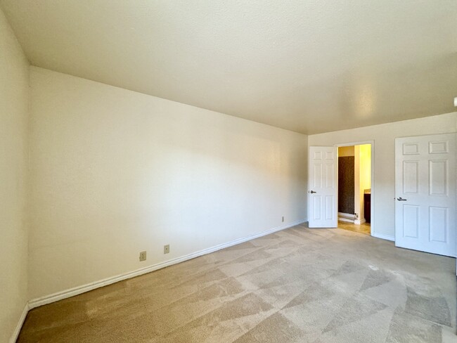 Building Photo - Lovely 2 Bed, 2 Bath Upstairs Condo for Re...