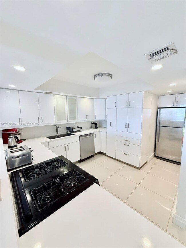 Building Photo - 3140 S Ocean Dr