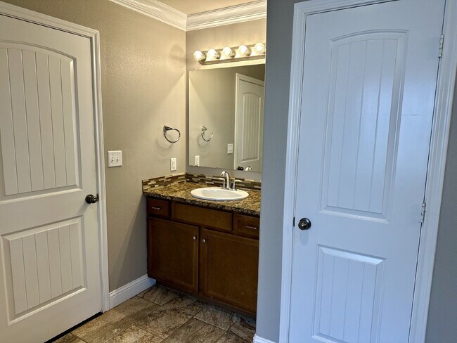 Building Photo - Beautiful 3/2/2 in South Lubbock!