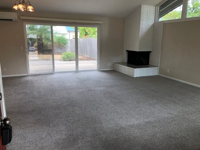 Building Photo - Updated 3 bedroom 1 1/2 bath home in a gre...