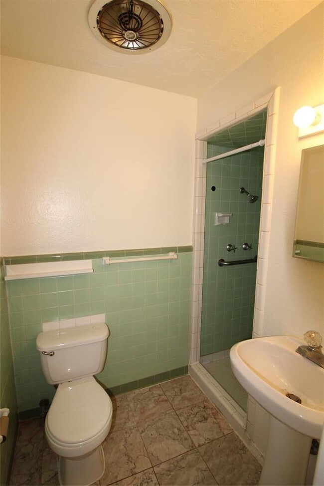 Building Photo - 2000 E Alameda St