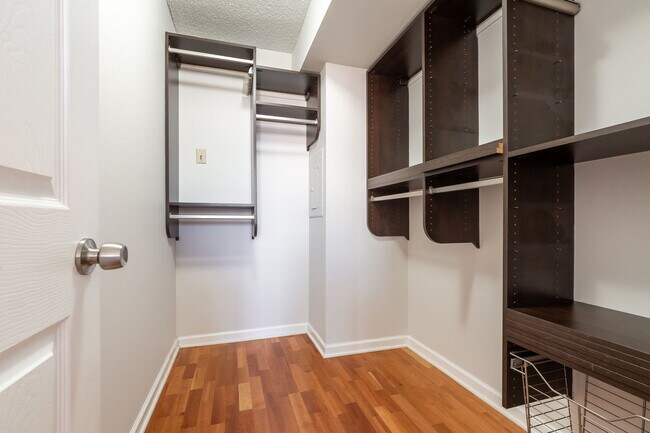 Building Photo - 2800 N Orchard St