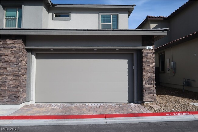 Building Photo - 572 Pear Lake St