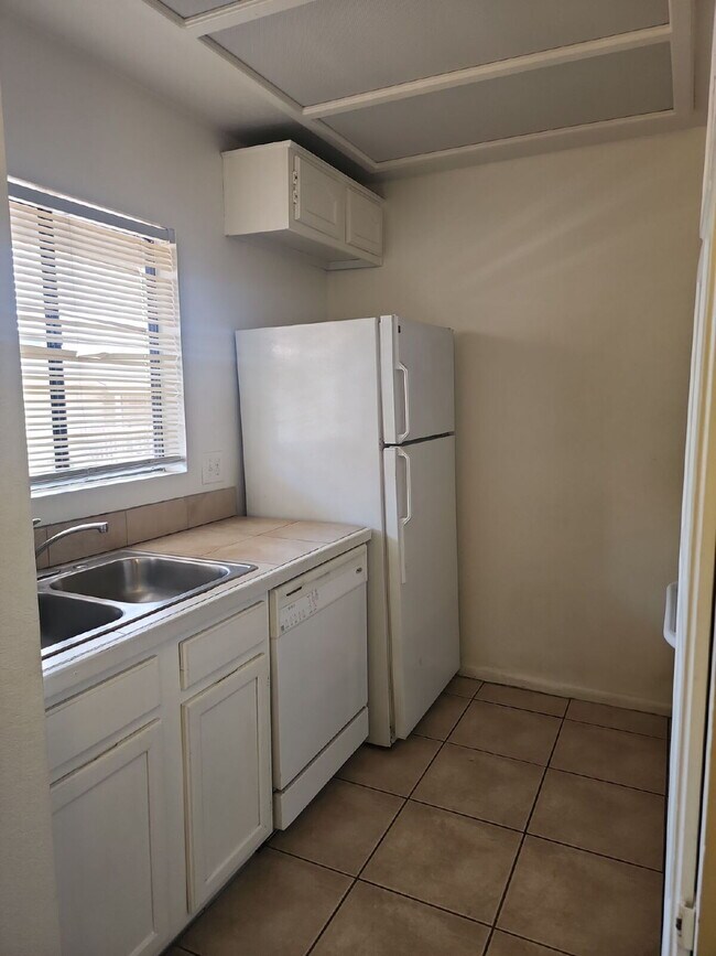 Building Photo - "Charming 2-Bed/1-bath in Phoenix with Cozy 704 Sq Ft Layout – Your Perfect Retreat in Phoenix!" ...