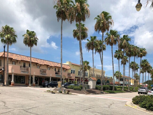 Building Photo - Seasonal Rental Near Venice – Pet-Friendly...