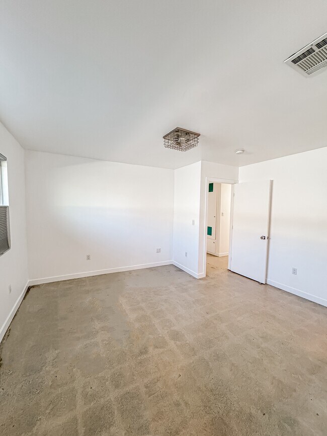 Building Photo - 3809 Floral Dr