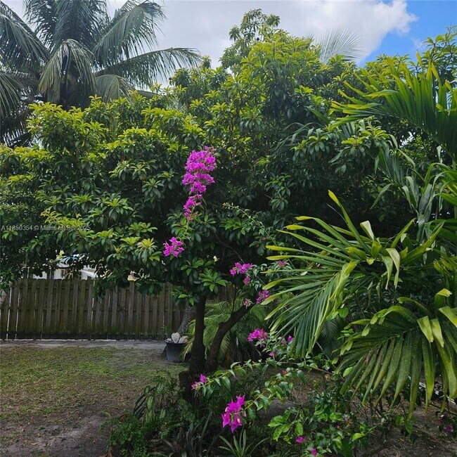 Building Photo - 3950 SW 53rd Ave