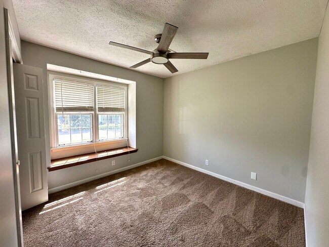 Building Photo - Renovated 3 Bedroom 2 Bath in Hendersonvil...