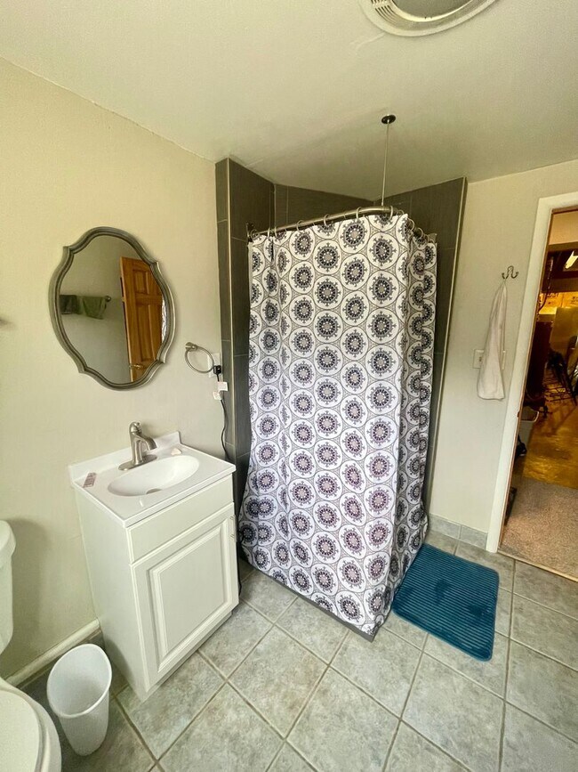 Building Photo - Furnished 3 bedroom/2bath close to Garden of the Gods