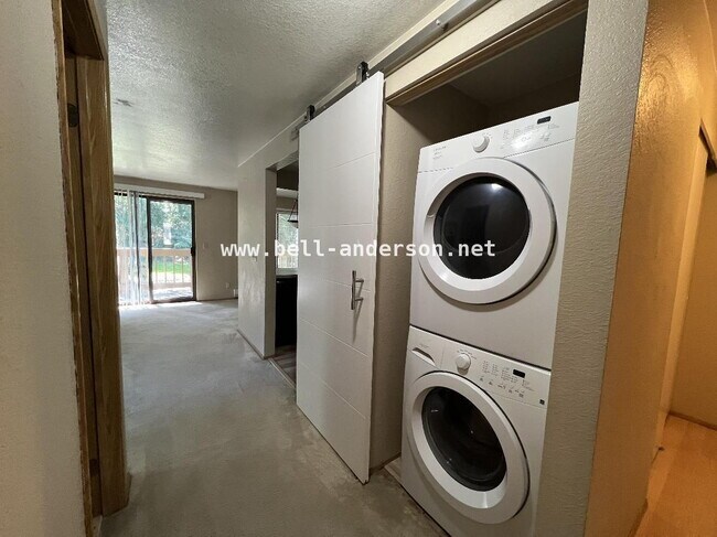 Building Photo - Renton Condo Unit Available!