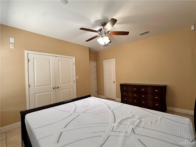 Building Photo - 15 Keeton Ave E