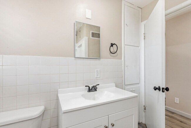 Building Photo - 3 bedroom 1 bath 1 car garage- newly renovated!