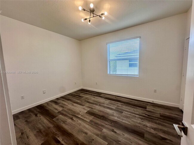 Building Photo - 540 NE 5th Ln