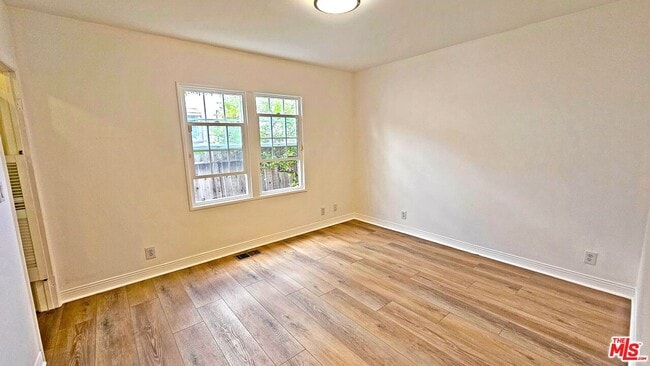 Building Photo - 132 S La Peer Dr