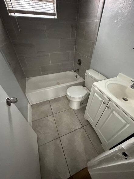 Building Photo - 2026 Palafox St