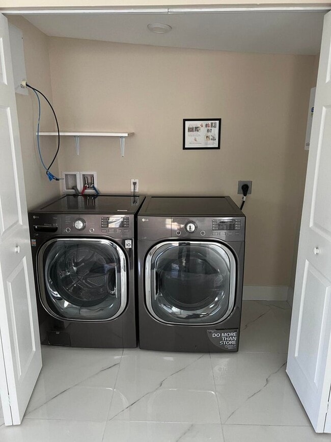 Building Photo - 3880 Home St