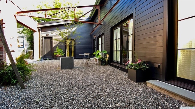 Building Photo - 747 1/2 Columbia St