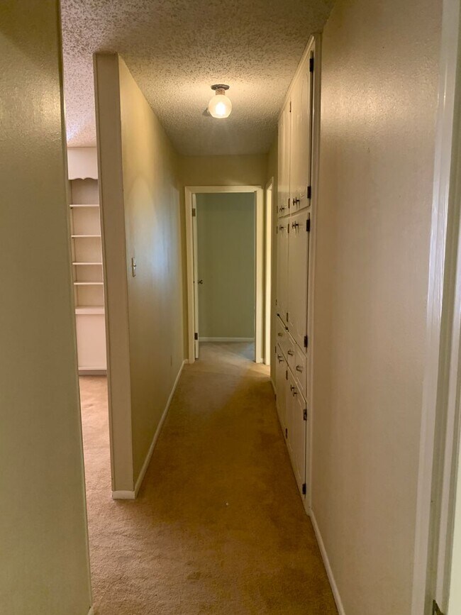 Building Photo - Cozy and Quaint 2 bedroom 2 bath with bonu...