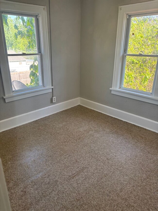 Building Photo - Section 8 Accepted! 5 BR 2 BA