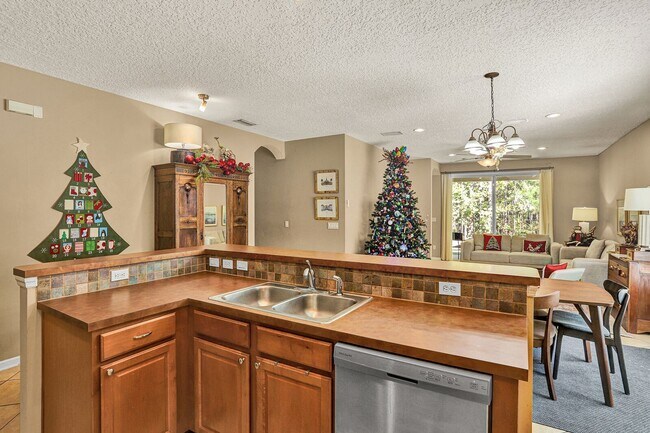 Building Photo - Great 4 bedroom/ 3 bathroom home in St Johns Golf and Country club for rent!
