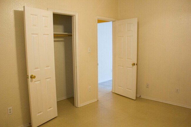 Building Photo - 7212 Park Creek Cir W