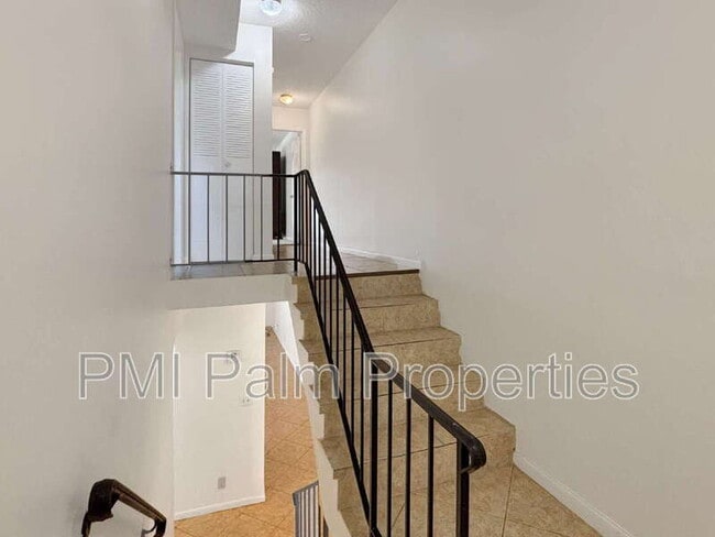 Building Photo - 390 Golfview Rd