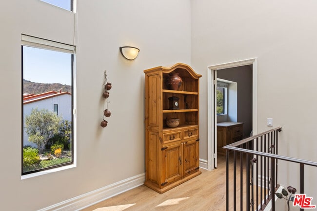 Building Photo - 1541 Palisades Dr