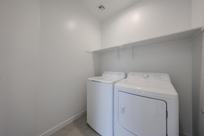 Building Photo - 7814 W Hide Trl