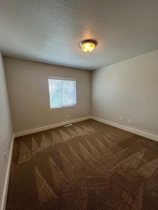 Building Photo - Spacious 3 Bed, 2.5 Bath Townhome in Pleasant Grove
