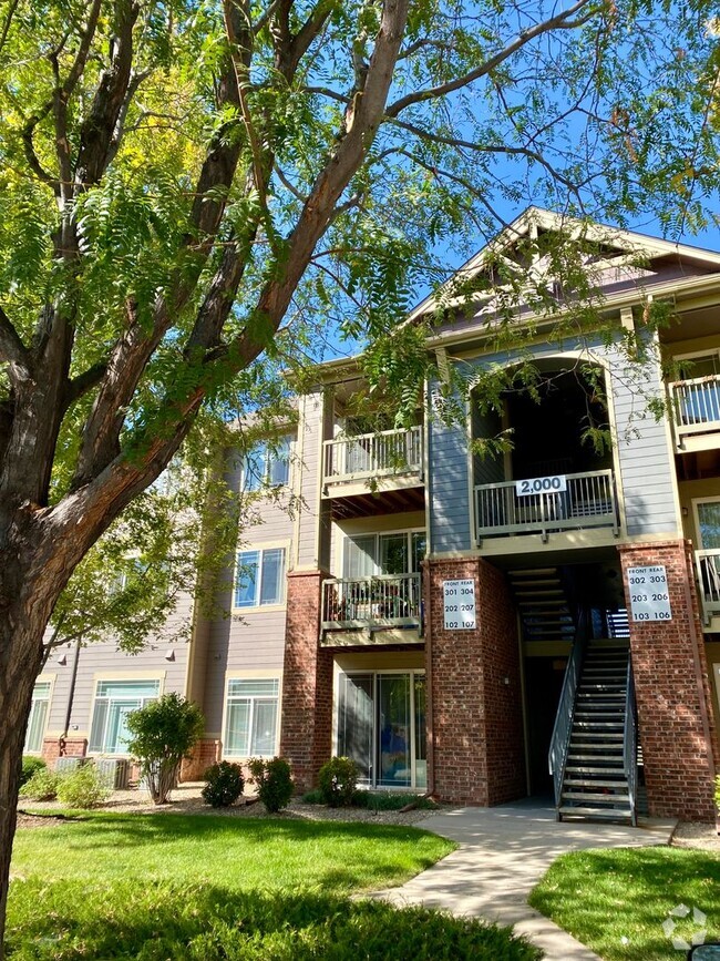 Building Photo - Cozy, upper floor condo with great souther...