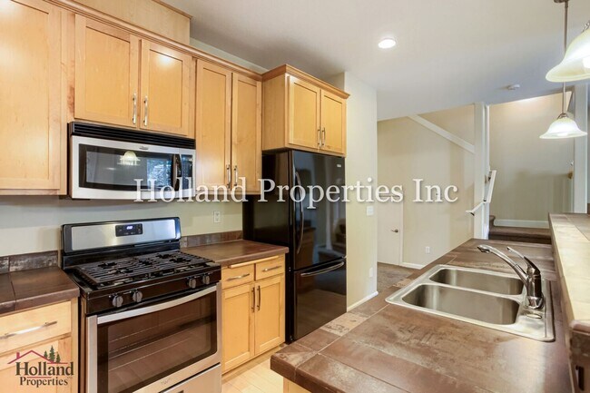 Building Photo - 4949 SW 141st Ave