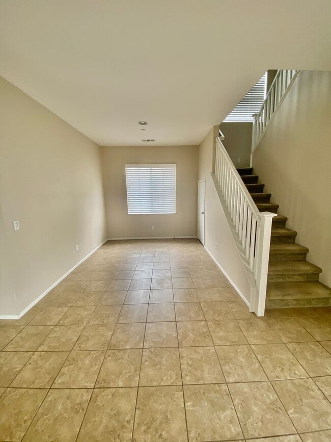 Building Photo - Oxnard- Spacious 3 bedroom in Westwind Com...