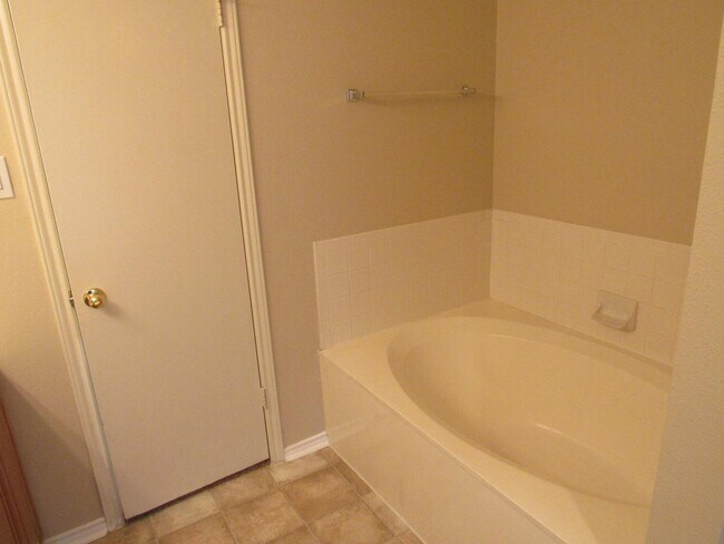 Building Photo - 3 - BEDROOM IN KNOLLCREEK
