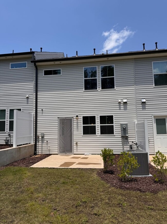 Building Photo - 3BR 2.5BA Townhome