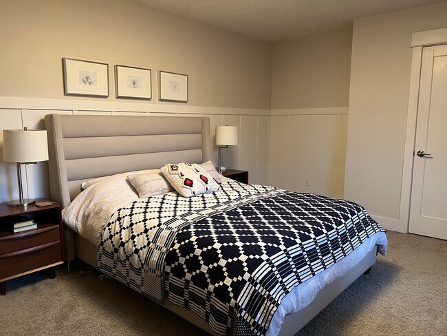Primary Room - 6111 S Corbett Ave
