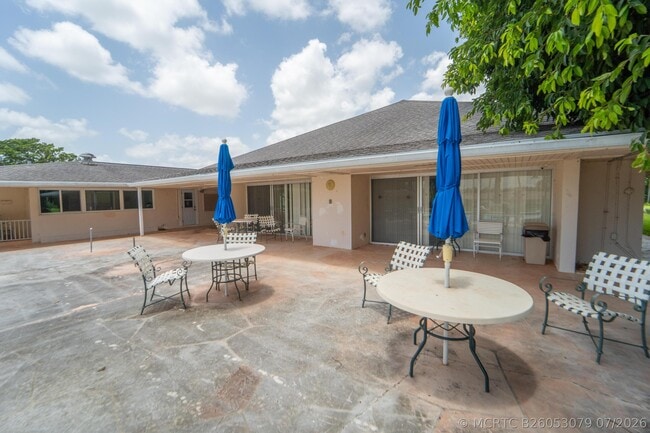 Building Photo - 203 W Greenway Dr