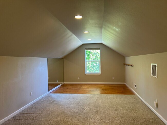 Building Photo - Well Maintained 3 Bedroom / 2 Bathroom Hom...